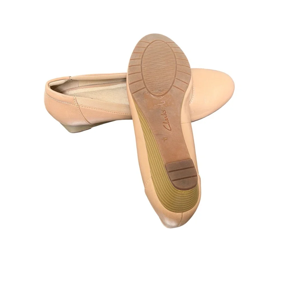 Clarks Collection Wedge Pumps Womens 7 Nude Leather Round Toe Ultimate Comfort